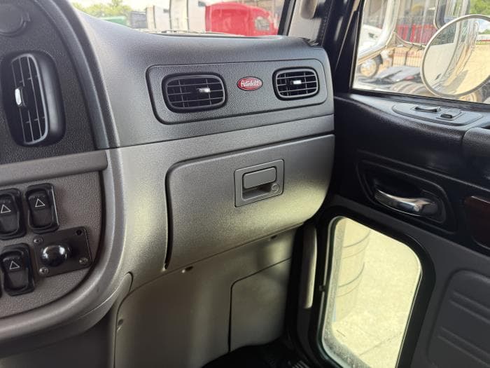 2022 Peterbilt 389 — photo 8