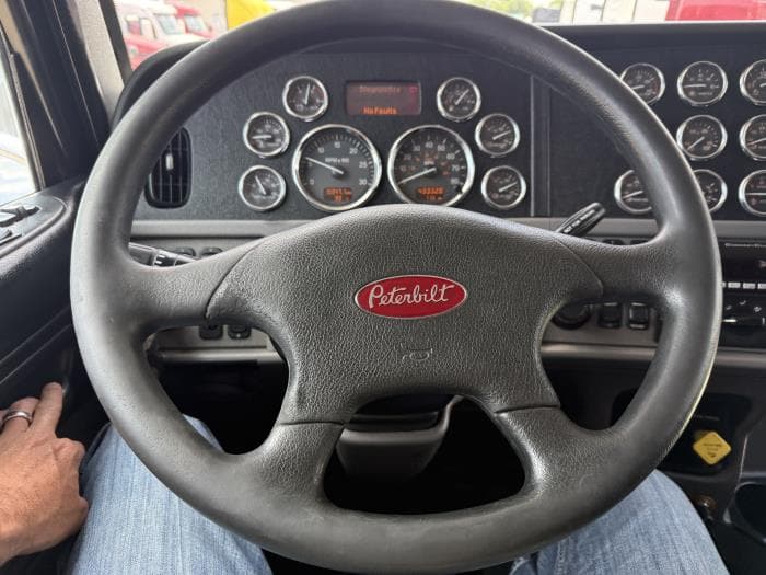 2022 Peterbilt 389 — photo 13