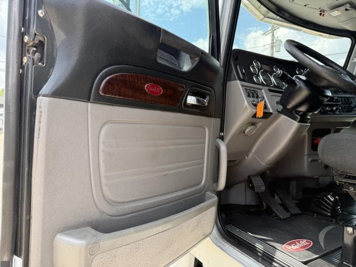 2022 Peterbilt 389 — photo 20