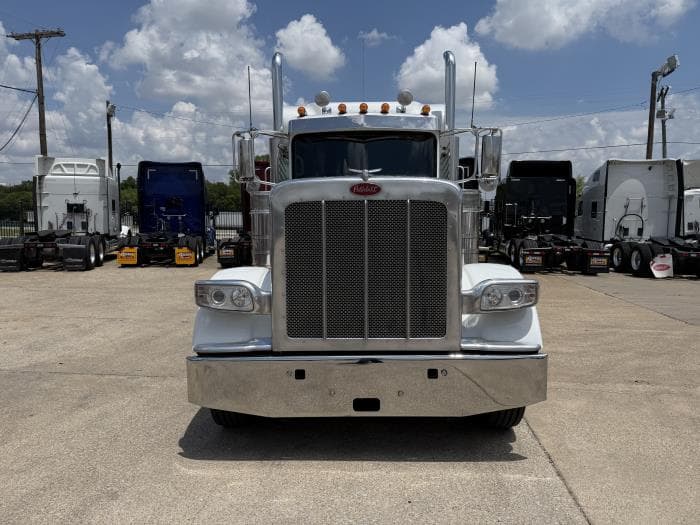 2022 Peterbilt 389 — photo 2