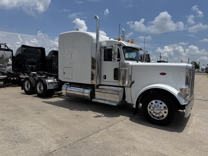 2022 Peterbilt 389 — photo 27