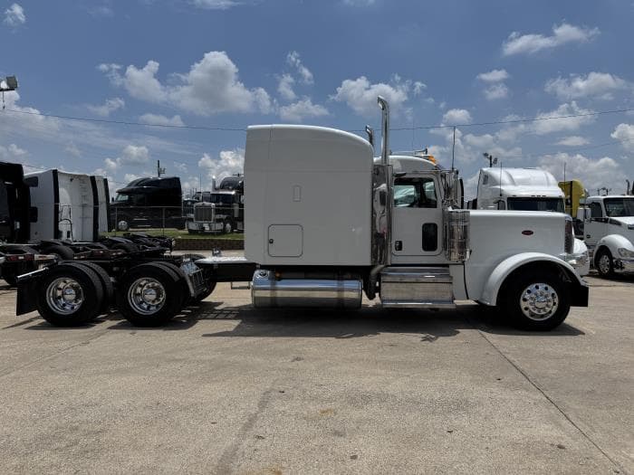 2022 Peterbilt 389 — photo 28