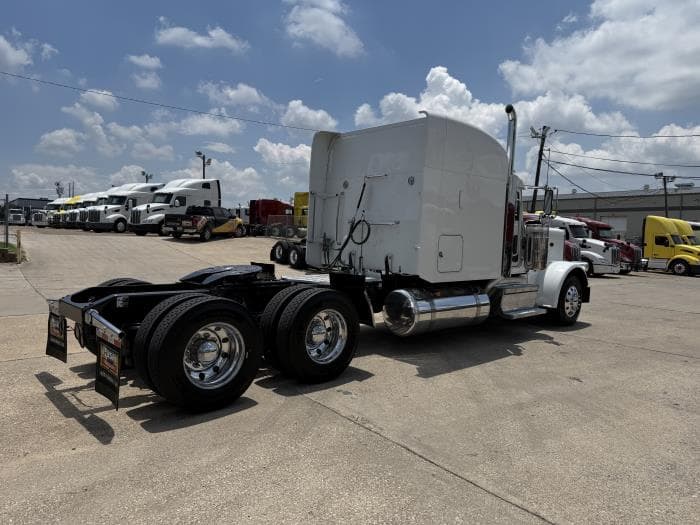 2022 Peterbilt 389 — photo 31