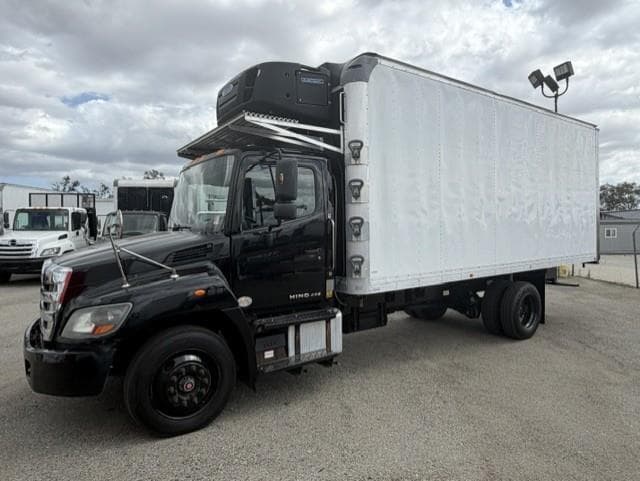 2019 Hino 268 — photo 2