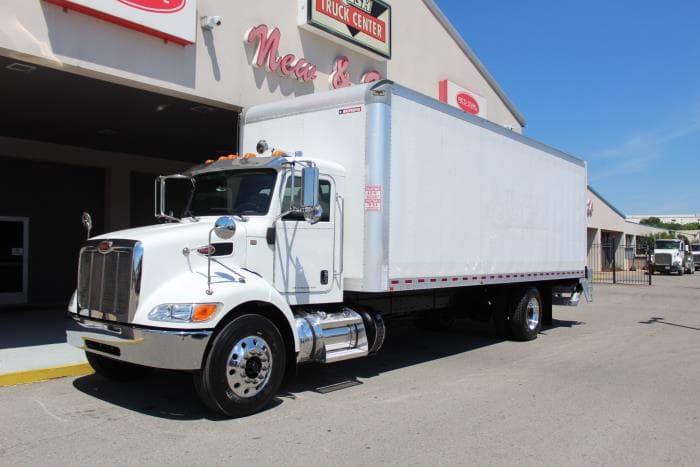 2020 Peterbilt 337 — photo 2