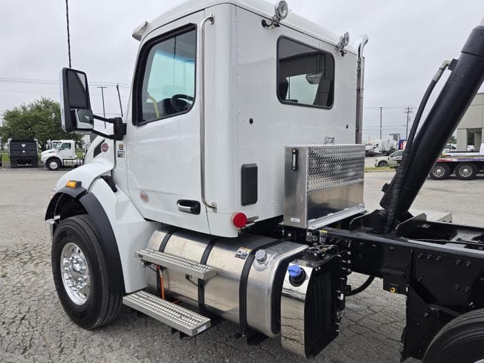 2027 Peterbilt 548 — photo 9