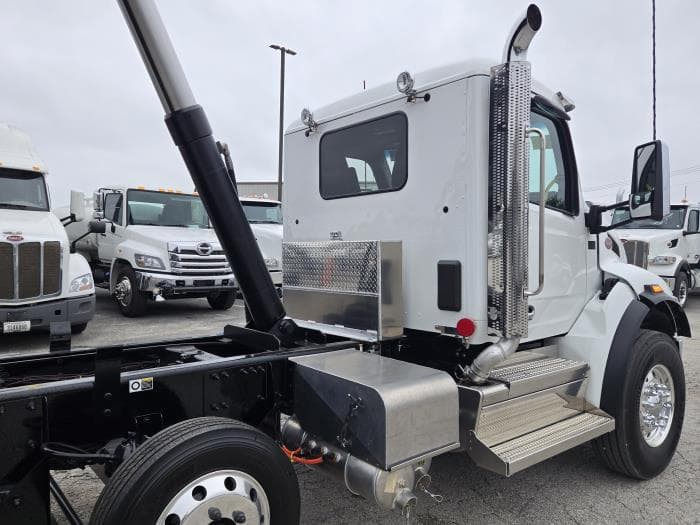 2027 Peterbilt 548 — photo 10
