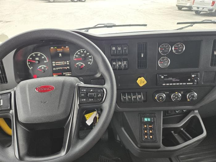 2027 Peterbilt 548 — photo 15