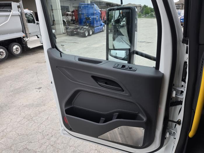2027 Peterbilt 548 — photo 16