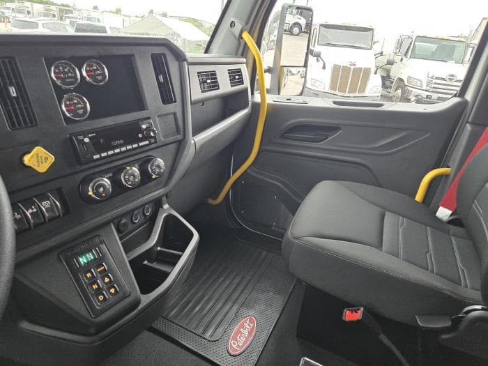 2027 Peterbilt 548 — photo 17