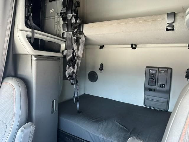2022 Volvo VNL 760 — photo 2