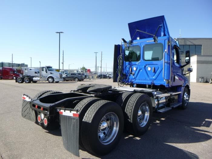 2020 Freightliner Cascadia — photo 6
