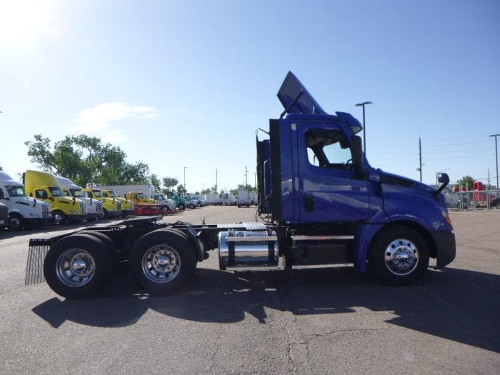 2020 Freightliner Cascadia — photo 7