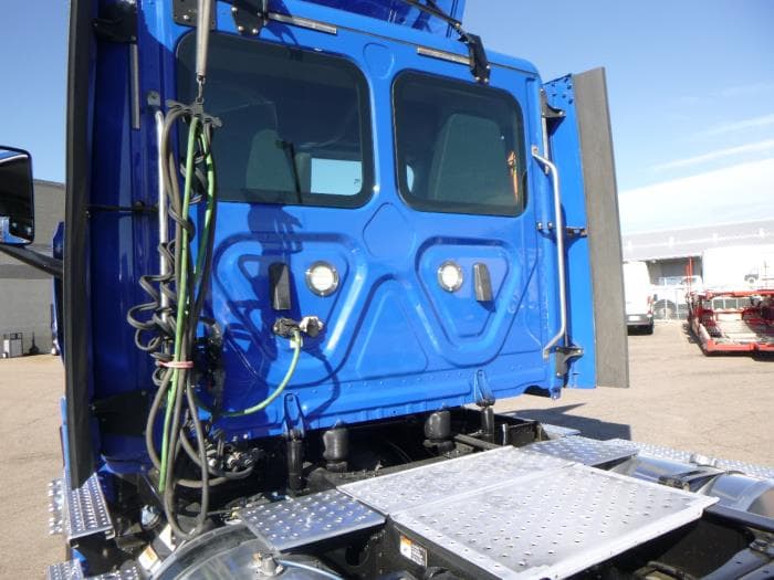 2020 Freightliner Cascadia — photo 23