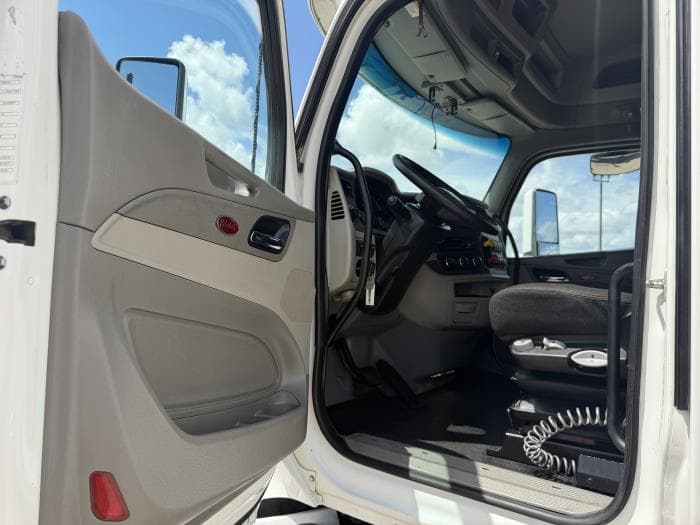 2020 Peterbilt 579 — photo 25