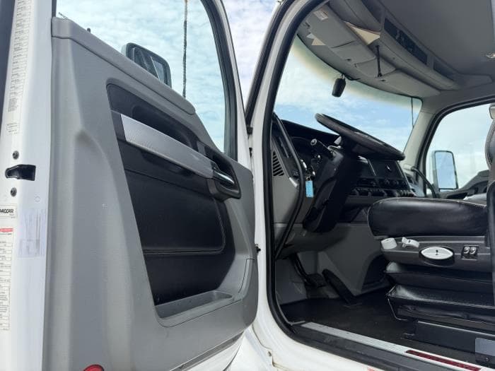 2021 Kenworth T680 — photo 23