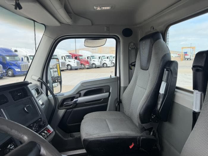 2021 Kenworth T680 — photo 24