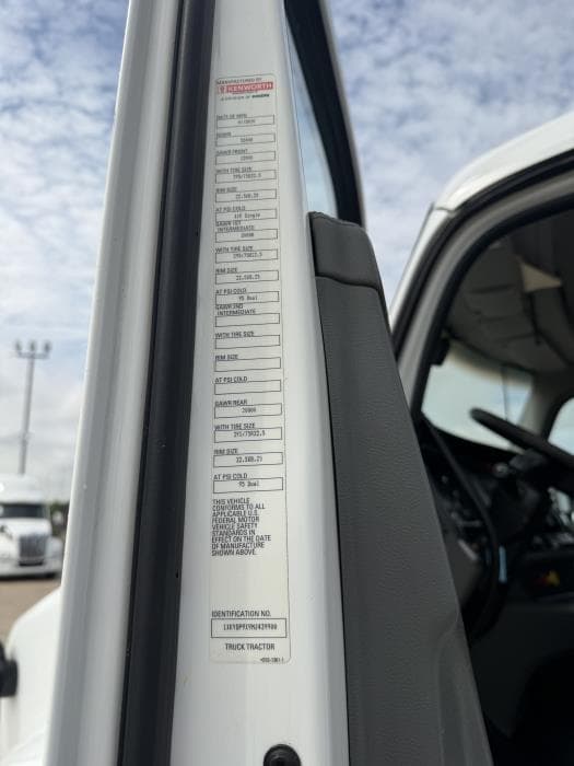 2021 Kenworth T680 — photo 26