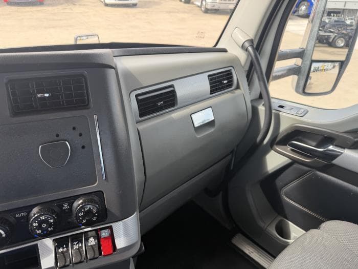 2021 Kenworth T680 — photo 27