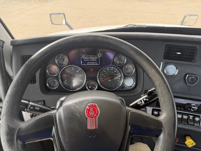 2021 Kenworth T680 — photo 29