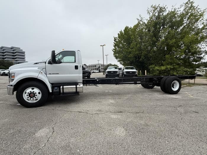 2027 Ford F-750 — photo 11