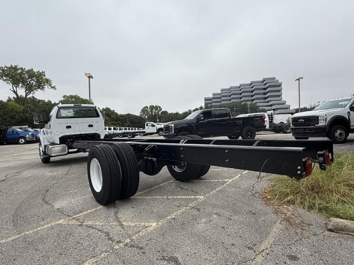 2027 Ford F-750 — photo 8
