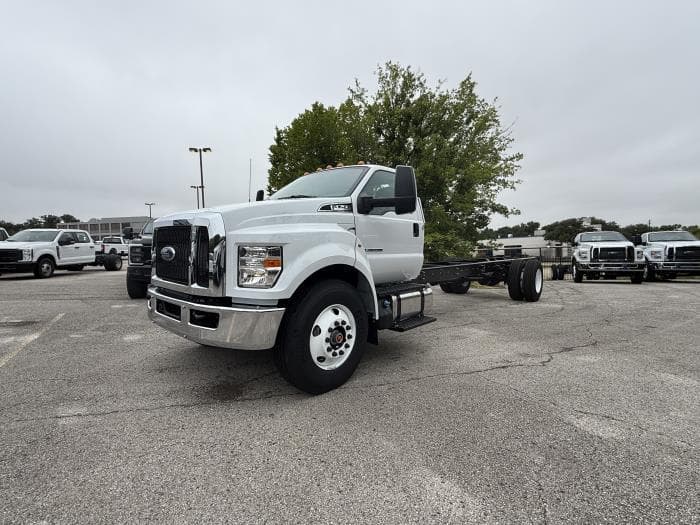 2027 Ford F-750 — photo 2