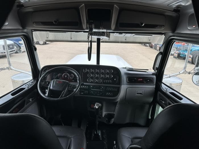 2024 Peterbilt 389 — photo 16