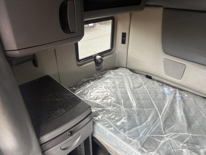 2023 International LT — photo 3