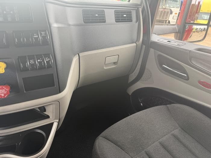 2023 Peterbilt 579 — photo 8