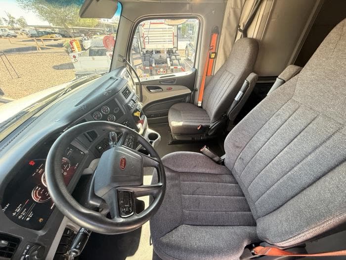 2022 Peterbilt 579 — photo 10