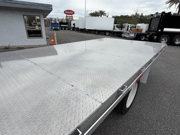2025 Isuzu NRR in Orlando, FL — photo 12