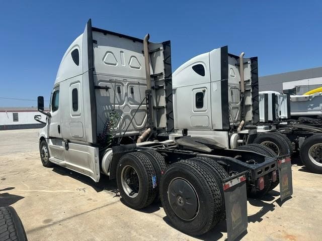 2021 Freightliner Cascadia — photo 2