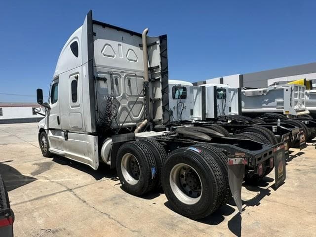 2021 Freightliner Cascadia — photo 3