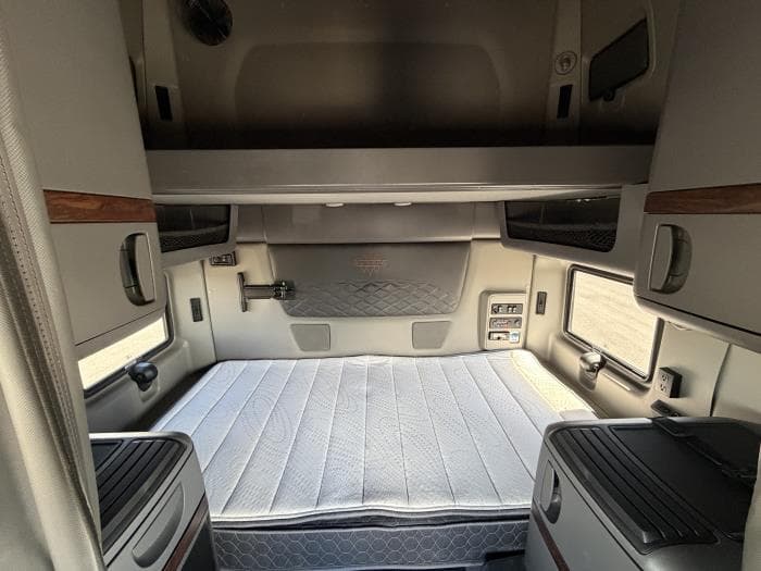 2024 International LT — photo 13
