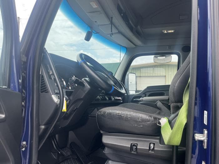 2022 Kenworth T680 — photo 6