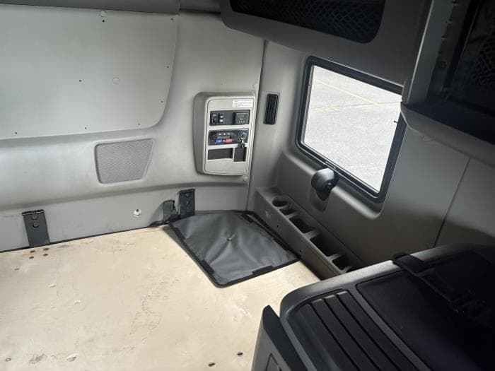 2022 International LT — photo 3