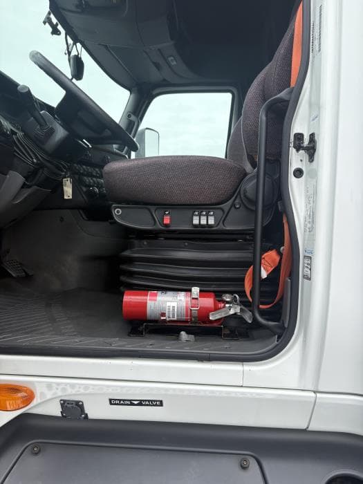 2022 International LT — photo 5