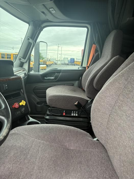 2022 International LT — photo 6