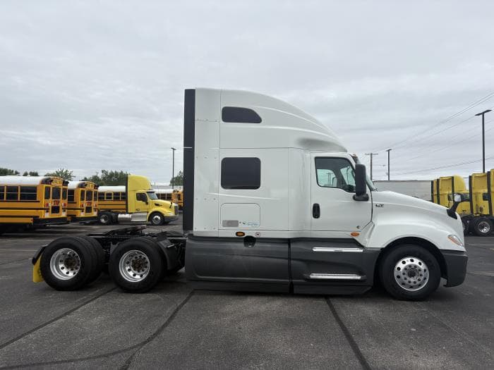 2022 International LT — photo 10