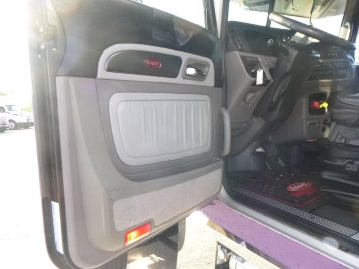 2023 Peterbilt 389 — photo 25
