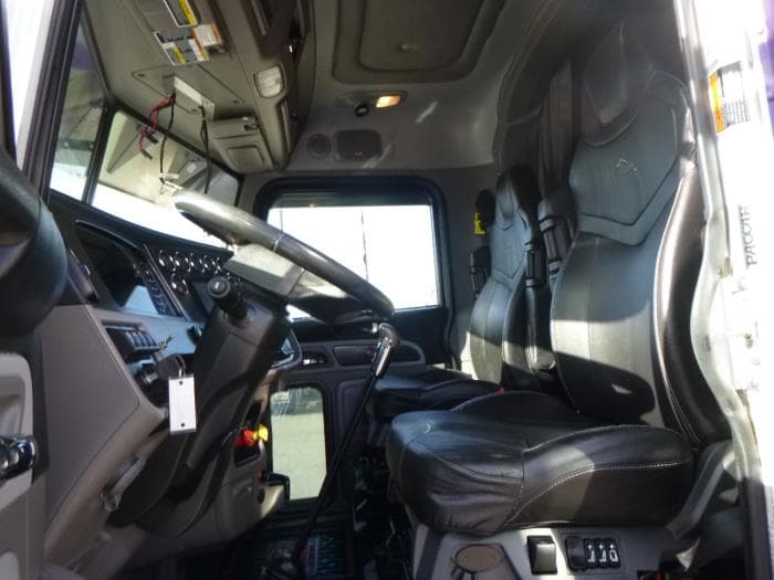 2023 Peterbilt 389 — photo 26