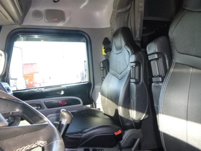 2023 Peterbilt 389 — photo 28