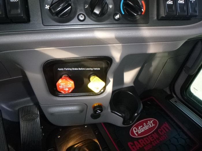 2023 Peterbilt 389 — photo 32