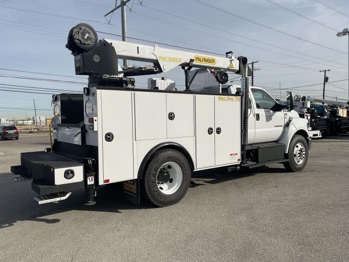 2027 Ford F-750 — photo 4