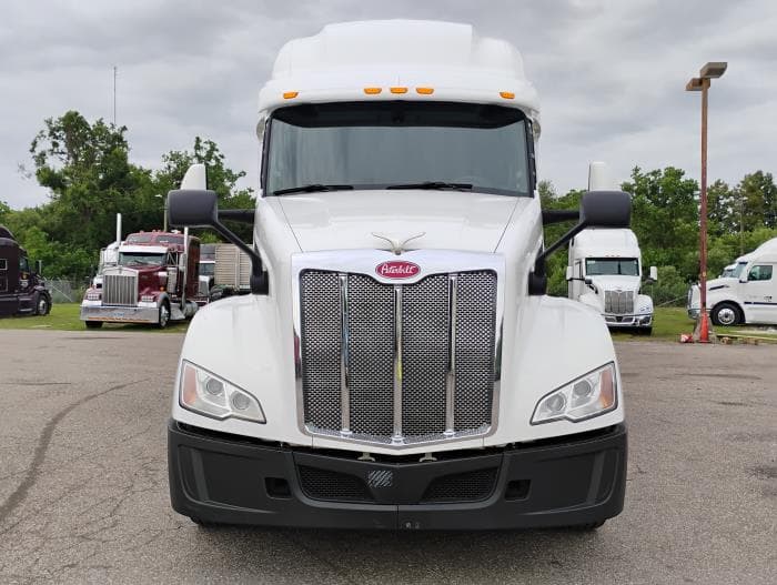 2022 Peterbilt 579 — photo 2