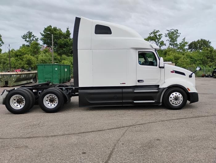 2022 Peterbilt 579 — photo 9