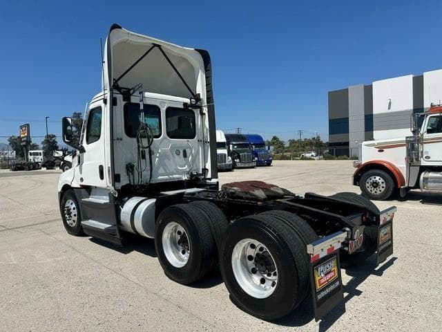 2021 Freightliner Cascadia — photo 10