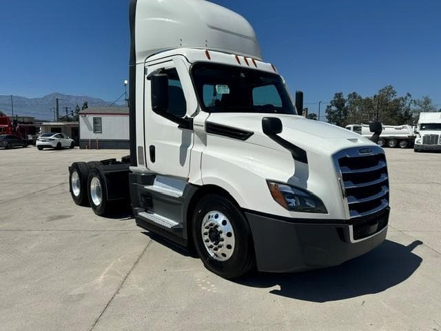 2021 Freightliner Cascadia — photo 11