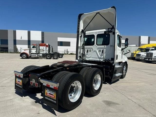 2021 Freightliner Cascadia — photo 12